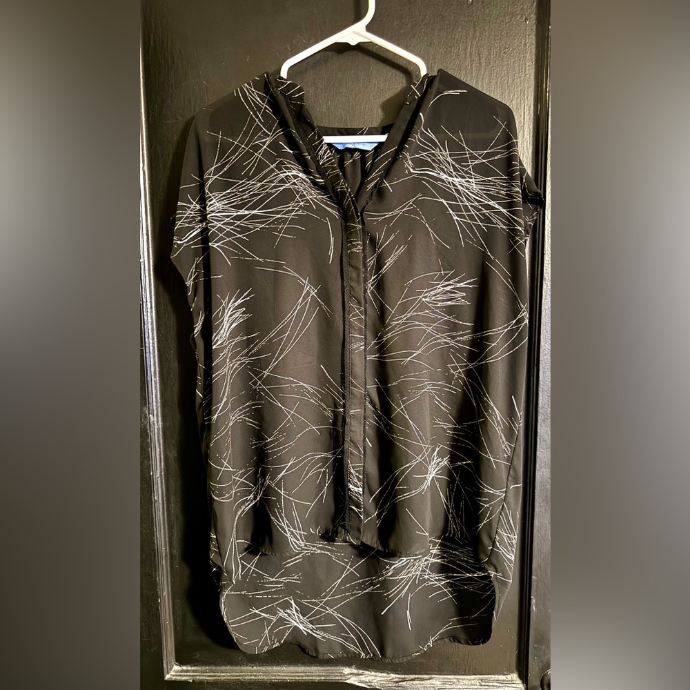 Simply Vera Vera Wang Black Top with White Linear Print